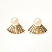 Load image into Gallery viewer, Genuine pearl stud earrings