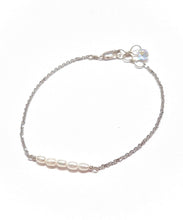 Load image into Gallery viewer, Pearls in a row Bracelet