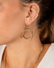 Load image into Gallery viewer, Claudie Interlocking Circle Dangle Earrings