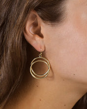 Load image into Gallery viewer, Claudie Interlocking Circle Dangle Earrings