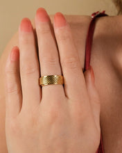 Load image into Gallery viewer, Textured Spinner Ring