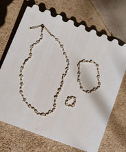 Load image into Gallery viewer, Freshwater Pearl and Flower Beaded Bracelet