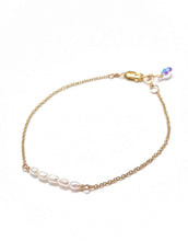 Load image into Gallery viewer, Pearls in a row Bracelet
