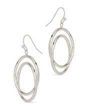 Load image into Gallery viewer, Claudie Interlocking Circle Dangle Earrings
