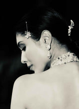 Load image into Gallery viewer, Swarovski Flower hair pins
