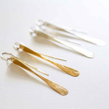 Load image into Gallery viewer, Pillar thread earrings
