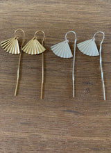 Load image into Gallery viewer, Fan shell threader earrings
