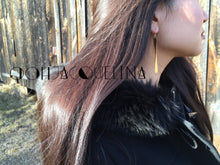 Load image into Gallery viewer, Pillar thread earrings
